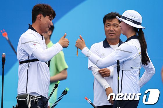 양궁은 역시 한국…임시현·이우석, 리커브 혼성전 금빛 과녁 쐈다