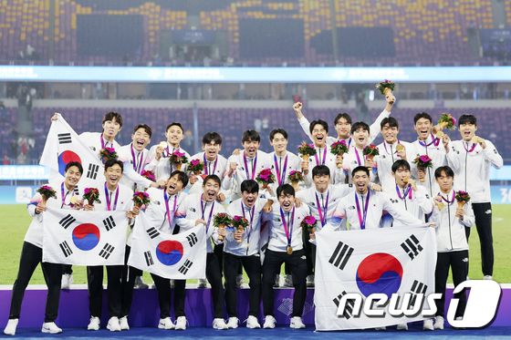 야구는 4연패, 축구는 3연패 환희…추락한 배구·농구는 망신