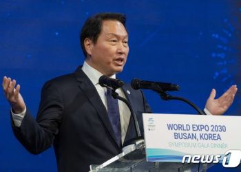 최태원 SK회장, 동거인 김희영 손잡고 ‘찰칵’…파리 루이비통 행사 참석