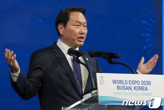 최태원 SK회장, 동거인 김희영 손잡고 ‘찰칵’…파리 루이비통 행사 참석