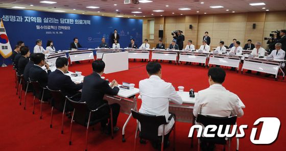 윤 대통령 “의대증원, 선거에 손해 걱정 많지만 국민 위한 정치”