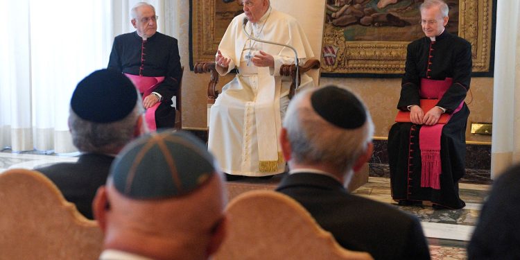 올해 86세 교황, 감기 탓에 연설 생략…이후 일정 원래대로 소화