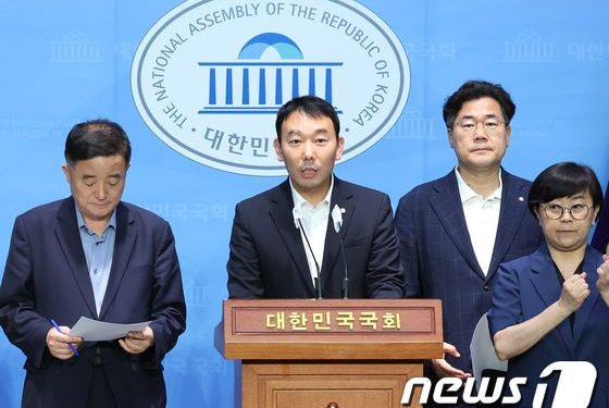 한동훈 “위헌정당심판” 민주 “후지다”…검사 탄핵 후 고조되는 설전