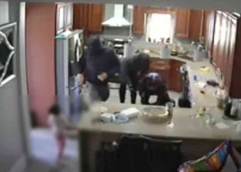 4살 딸 앞에서…美서 무장 강도가 아버지에게 총을 겨누고 폭행