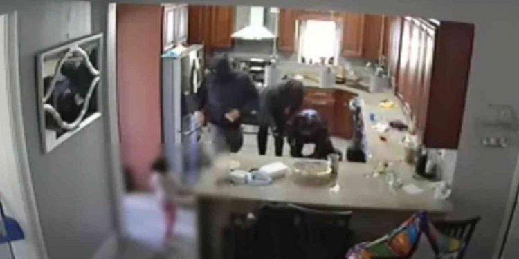 4살 딸 앞에서…美서 무장 강도가 아버지에게 총을 겨누고 폭행