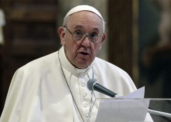 교황청, 동성 커플 축복 승인…”정기 의식 때 아니면 가능”