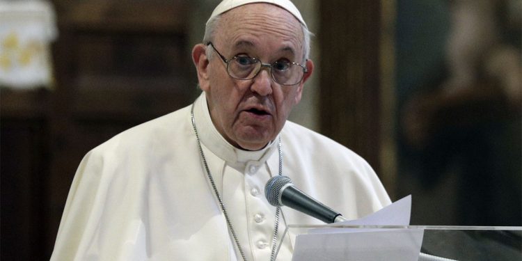 교황청, 동성 커플 축복 승인…”정기 의식 때 아니면 가능”