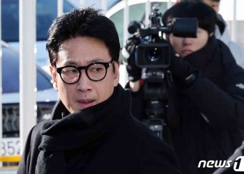 이선균, 차량 안에서 숨진 채 발견…극단 선택 추정 속 소속사 연락두절