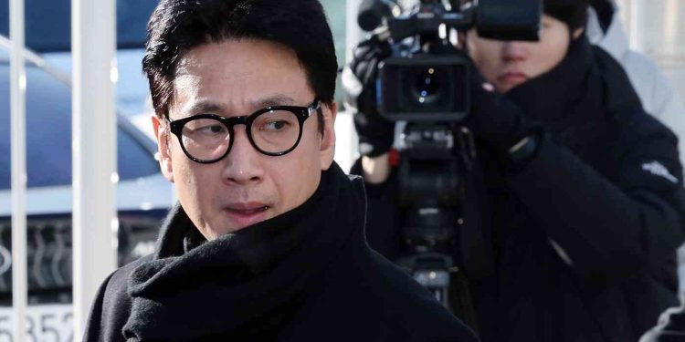 이선균, 차량 안에서 숨진 채 발견…극단 선택 추정 속 소속사 연락두절