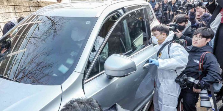 어떻게 알았지?…이선균 비보 13분전, 커뮤니티에는 이미 “사망하셨다” 글