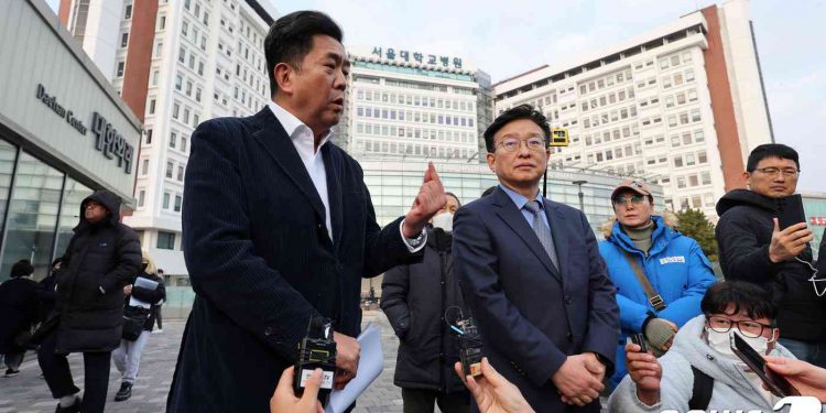 ‘피습’ 이재명, 중환자실서 일반 병실로 이동…”안정 필요”