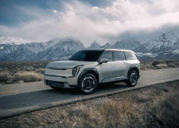 ‘집안 대결‘ 북미 올해의 차에 기아 EV9 최종 영예…“웅장하고 담대해”