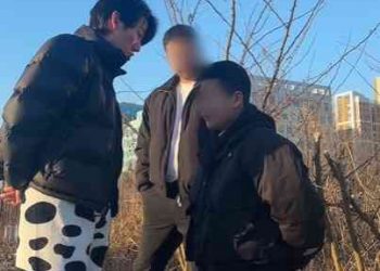 “할아버지 왜 때렸냐”…’60대 경비원 폭행’ 중학생 잡아다 무릎꿇린 BJ