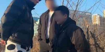 “할아버지 왜 때렸냐”…’60대 경비원 폭행’ 중학생 잡아다 무릎꿇린 BJ