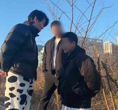 “할아버지 왜 때렸냐”…’60대 경비원 폭행’ 중학생 잡아다 무릎꿇린 BJ