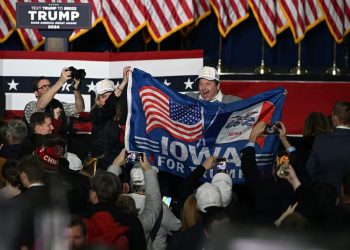 美공화 첫 경선서 트럼프 압승, 미국인은 왜 그에게 열광하나[딥포커스]