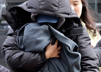 故이선균 협박해 3억5000만원 뜯은 20대 여성·유흥업소 실장 기소