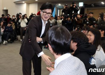 한동훈은 대학, 이재명은 군대…여야 ‘스윙보터’ 2030 표심 잡기