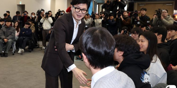 한동훈은 대학, 이재명은 군대…여야 ‘스윙보터’ 2030 표심 잡기