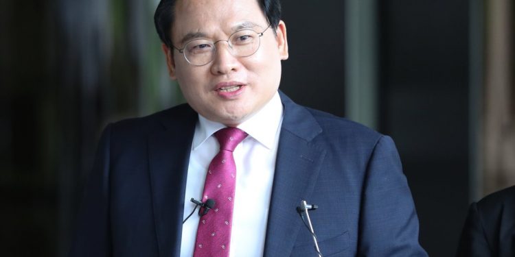 ‘건희사랑’ 강신업 “명품가방 던지기 수법…대남공작일 수 있다”