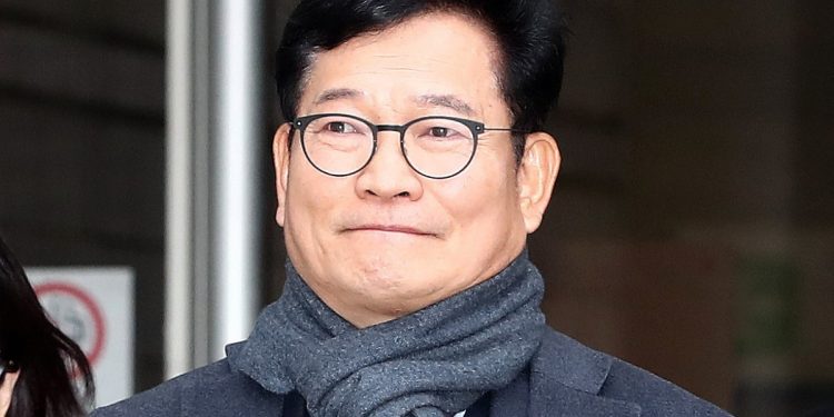 ‘전대 돈봉투 의혹’ 송영길, 재판 시작…”돈봉투 宋과 관련 없다” 주장