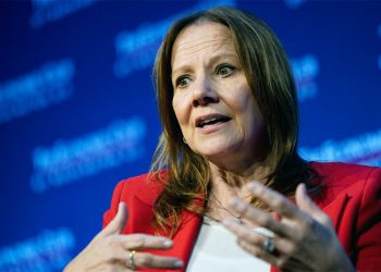 한국 찾은 GM 회장, LG와 25조 양극재 ‘빅딜’…삼성과 전장 협력