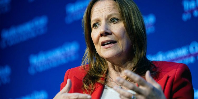 한국 찾은 GM 회장, LG와 25조 양극재 ‘빅딜’…삼성과 전장 협력