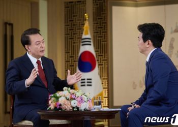 尹, 명품백 논란에 “매정하게 끊지 못한 것이 문제…아쉬워”