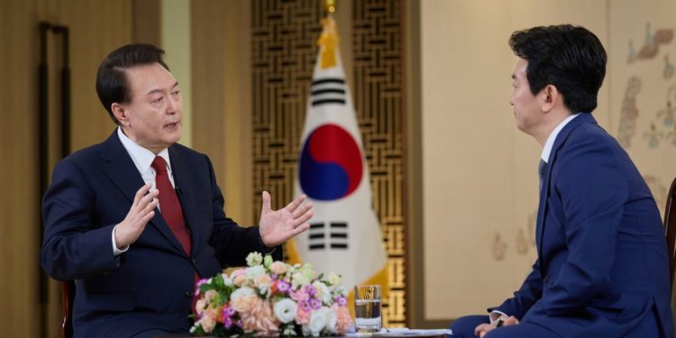 尹, 명품백 논란에 “매정하게 끊지 못한 것이 문제…아쉬워”