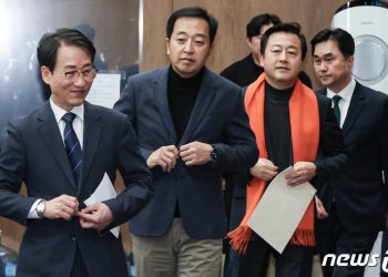 제3지대, 설 하루 전 극적 합당…최종 관문은 ‘당명’이었다