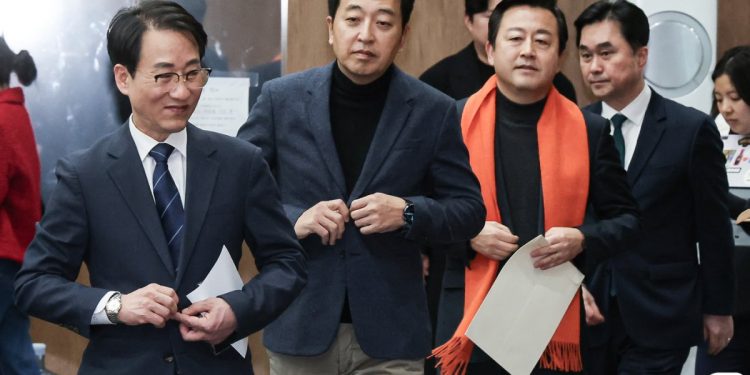 제3지대, 설 하루 전 극적 합당…최종 관문은 ‘당명’이었다