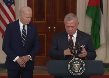 길 잃은 강아지?…바이든, 자리 못 찾고 허둥대 ‘고령 리스크’ 또 부각