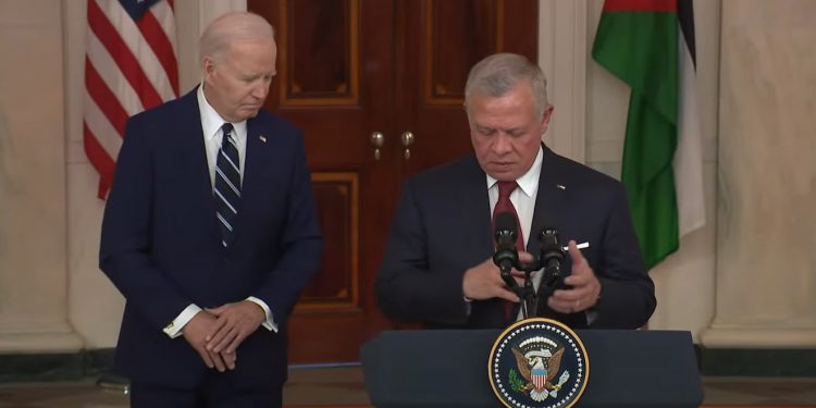 길 잃은 강아지?…바이든, 자리 못 찾고 허둥대 ‘고령 리스크’ 또 부각