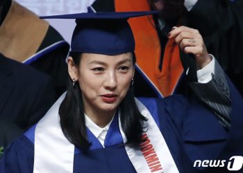 ‘국민대 축사’ 이효리 “인생 ‘독고다이’…그만 떠들고 노래나 한 곡”