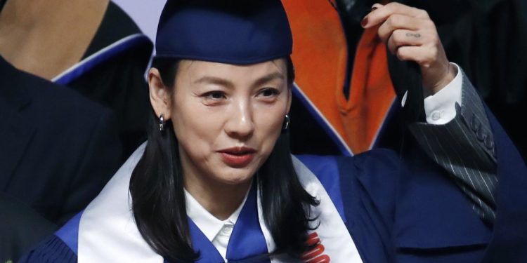 ‘국민대 축사’ 이효리 “인생 ‘독고다이’…그만 떠들고 노래나 한 곡”