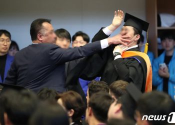 尹 참석 카이스트 졸업식서 ‘입틀막’…이번엔 녹색정의 대변인