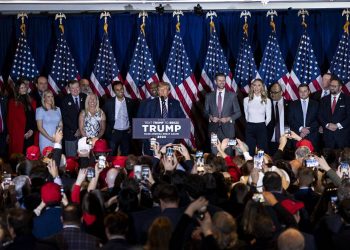 트럼프, 죽음 관해 말 않다가 돌연 “바이든은 푸틴, 나는 나발니”