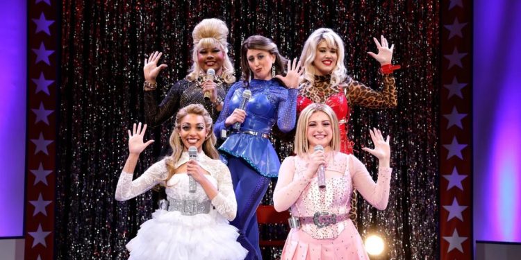 트럼프의 여인들 다룬 패러디 뮤지컬 무대 선다…”민주주의 미래 걸려”