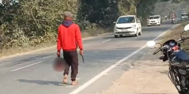 “다른 남자랑 바람피우지?”…참수한 아내 시신 들고 길거리 활보한 남성