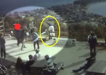 장난으로 엉덩이 ‘찰싹’…맞은 친구는 15m 절벽 아래로 추락