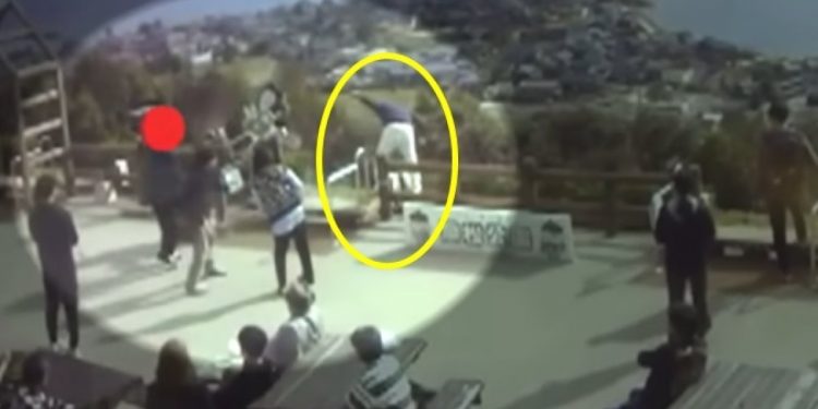 장난으로 엉덩이 ‘찰싹’…맞은 친구는 15m 절벽 아래로 추락