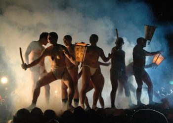 1000년 역사의 일본 남성 ‘맨몸 축제’ 고령화로 중단