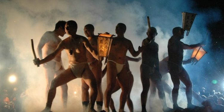 1000년 역사의 일본 남성 ‘맨몸 축제’ 고령화로 중단