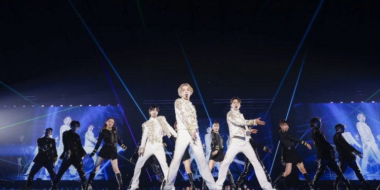 샤이니, 6년 만에 개최한 도쿄돔 콘서트 전석 매진…10만 관객 운집