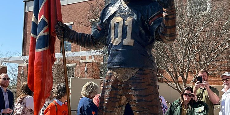 어번대학교, 마스코트 “어비” 동상 제막