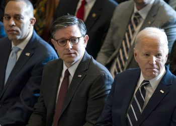 바이든, 의회 지도자들 백악관 불러모은다…”우크라 지원안 통과 압박”