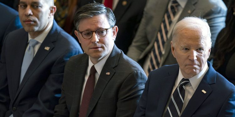 바이든, 의회 지도자들 백악관 불러모은다…”우크라 지원안 통과 압박”