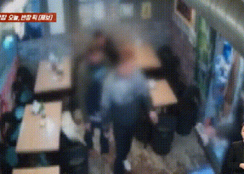 식사 마친 손님, 사장을 꼬챙이로 ‘푹’ 기습 공격…일행은 멀뚱멀뚱