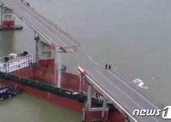 2명 숨지고 3명 실종된 中교량 붕괴 현장