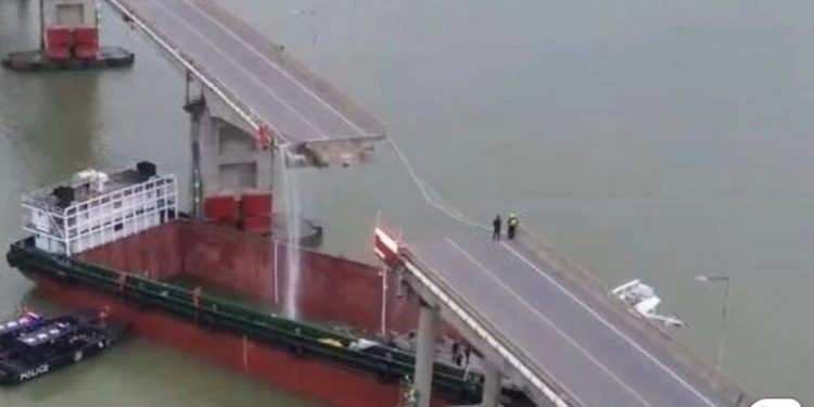 2명 숨지고 3명 실종된 中교량 붕괴 현장